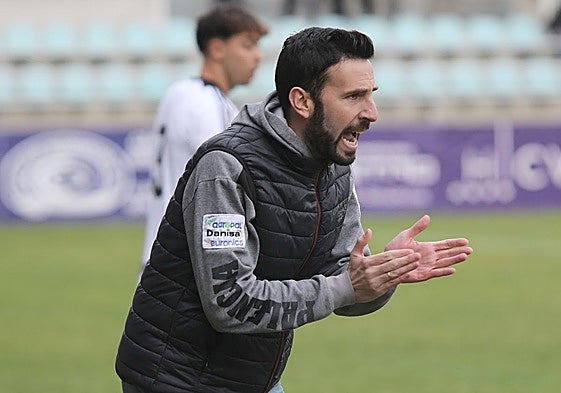 Álex Izquierdo dirige a sus jugadores en el partido del Palencia Cristo ante el Burgos Promesas en La Balastera en enero.