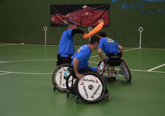 La selección española de balonmano en silla de ruedas se entrena en Velilla