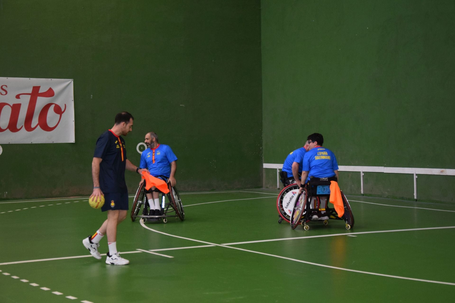 La selección española de balonmano en silla de ruedas se entrena en Velilla