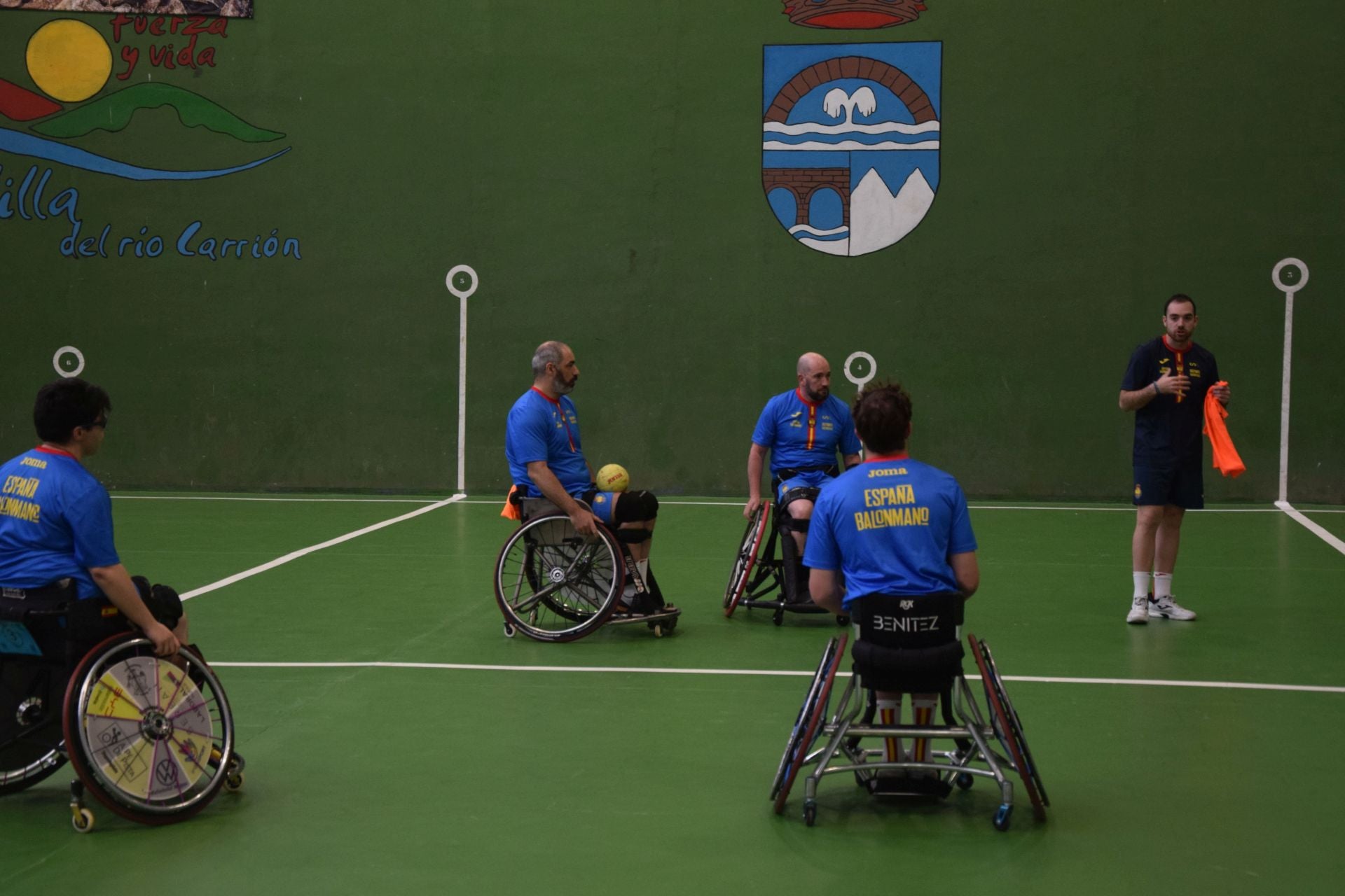 La selección española de balonmano en silla de ruedas se entrena en Velilla