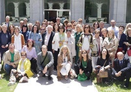 Foto de familia de los sanitarios que trabajan o trabajaron durante los últimos 40 años en el centro de salud.