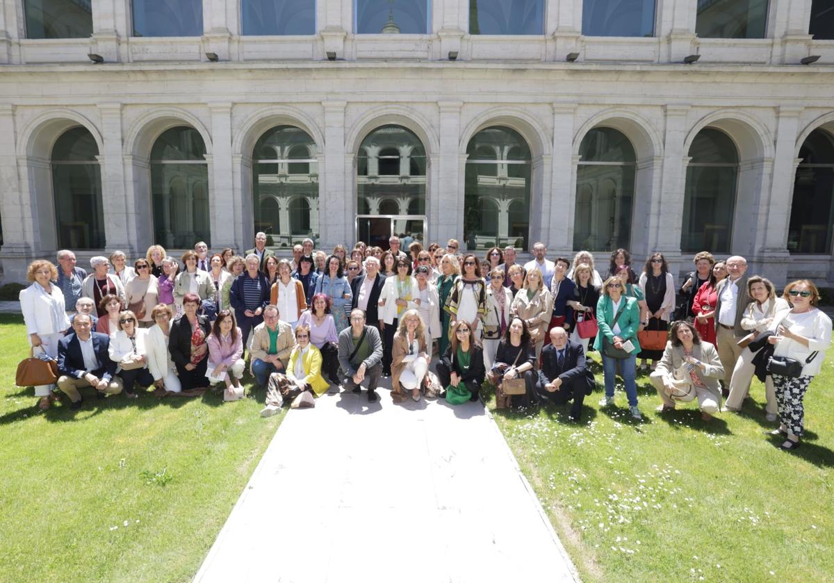 Foto de familia de los sanitarios que trabajan o trabajaron durante los últimos 40 años en el centro de salud.
