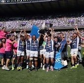 Los jugadores del VRAC celebran el título a pie de césped.