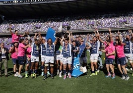 Los jugadores del VRAC celebran el título a pie de césped.