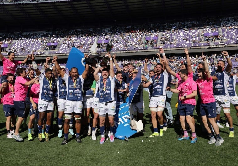 Los jugadores del VRAC celebran el título a pie de césped.