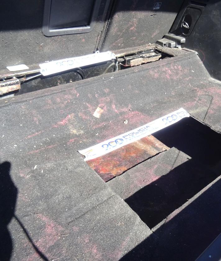 Imagen secundaria 2 - Armas y munición intervenidas al clan y detalles de las 'caletas' habilitadas en los maleteros en las que se transportaba la droga.