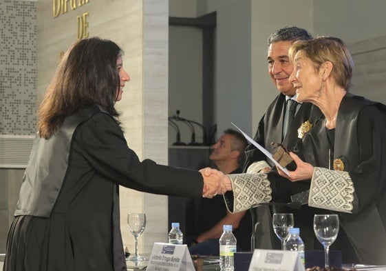 La palentina Victoria Ortega, expresidenta de Consejo General de la Abogacía Española, a la derecha, presidió en junio de 2024 la jura de nuevos abogados y la entrega de distinciones que anualmente promueve el Colegio.