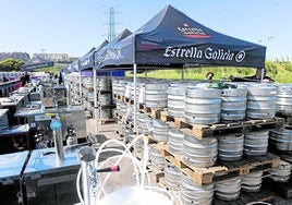 Los ochocientos barriles de cerveza para la fiesta de la final de la Copa del Rey de rugby.