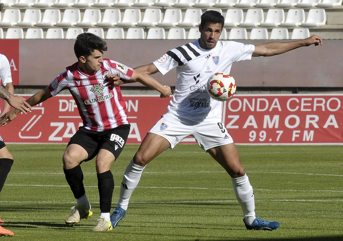 Diego Gómez protege el balón ante un rival del Zamora.