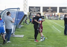 Rubén abraza a un miembro del club tras el descenso del sábado ante el Nástic de Tarragona.