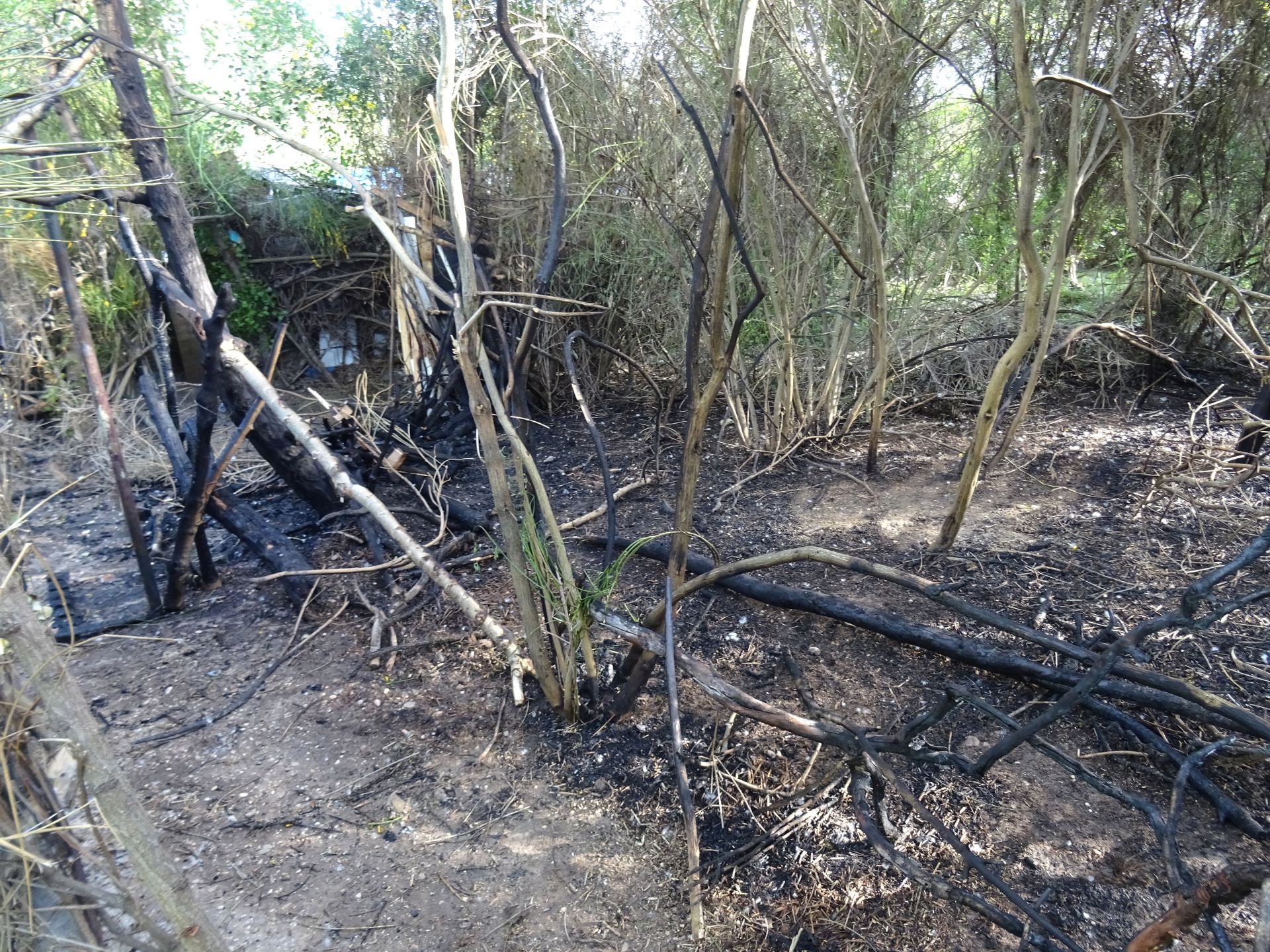 Las imágenes de la chabolita de la VA-20 después del incendio