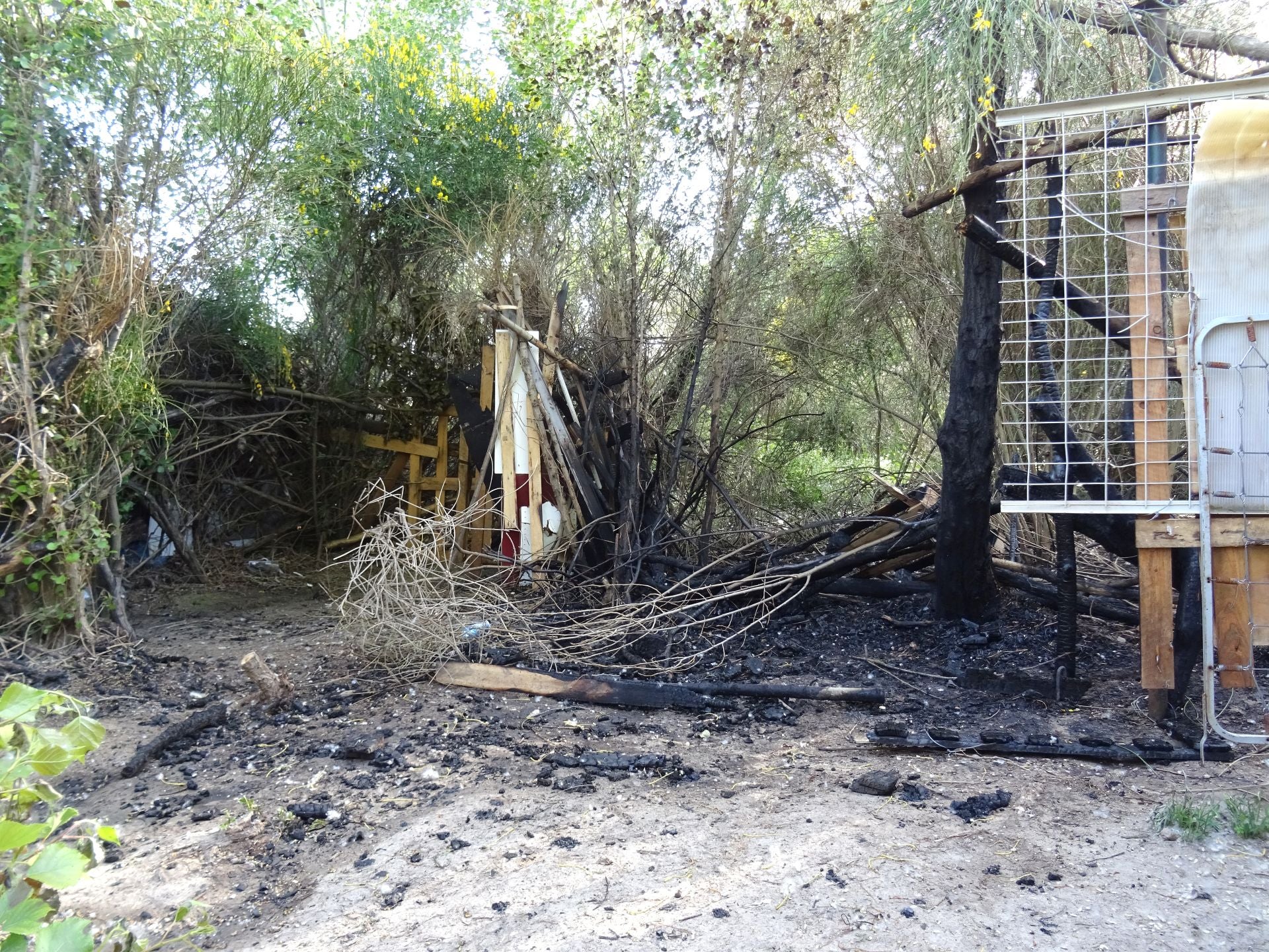 Las imágenes de la chabolita de la VA-20 después del incendio