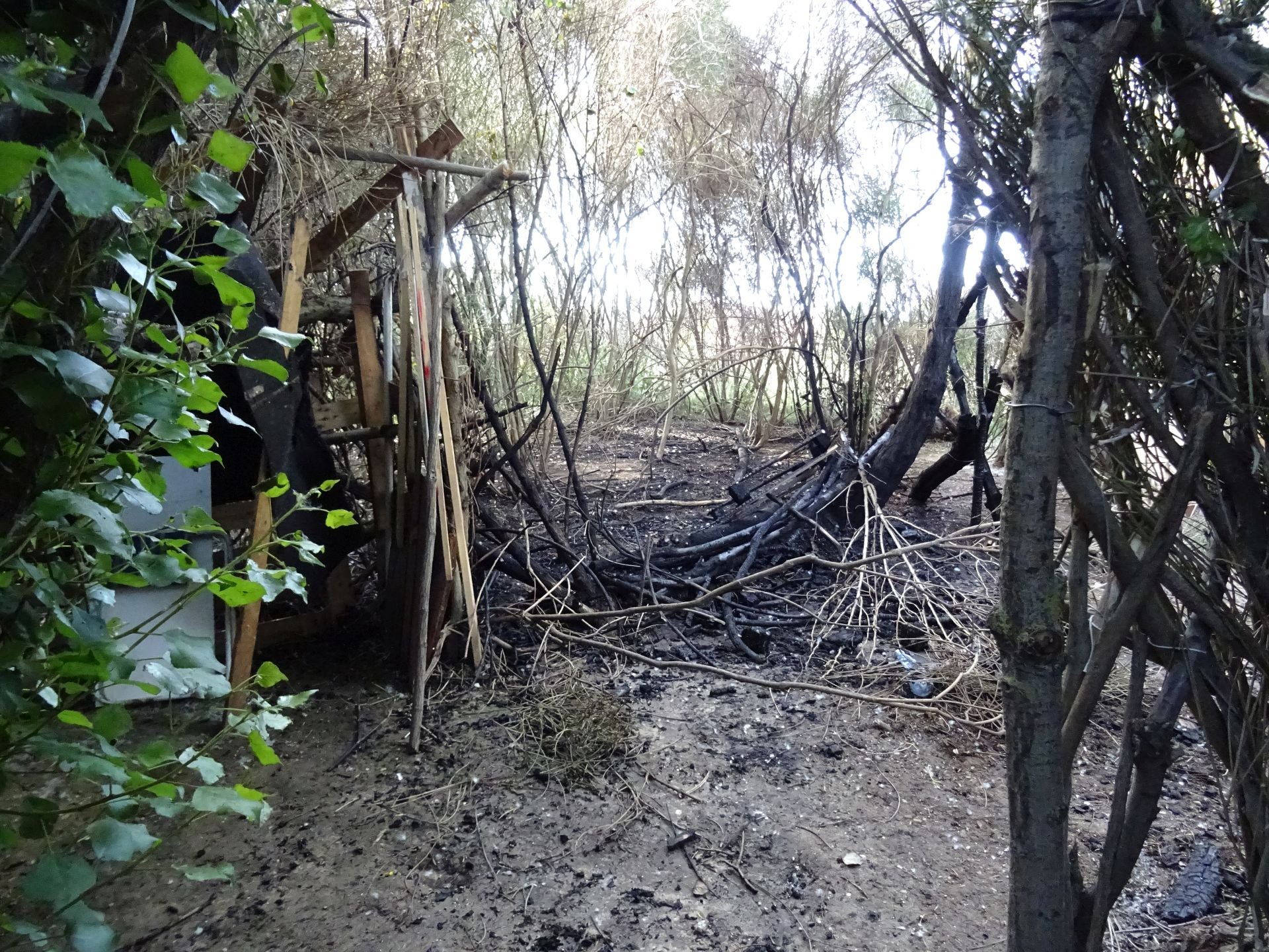 Las imágenes de la chabolita de la VA-20 después del incendio