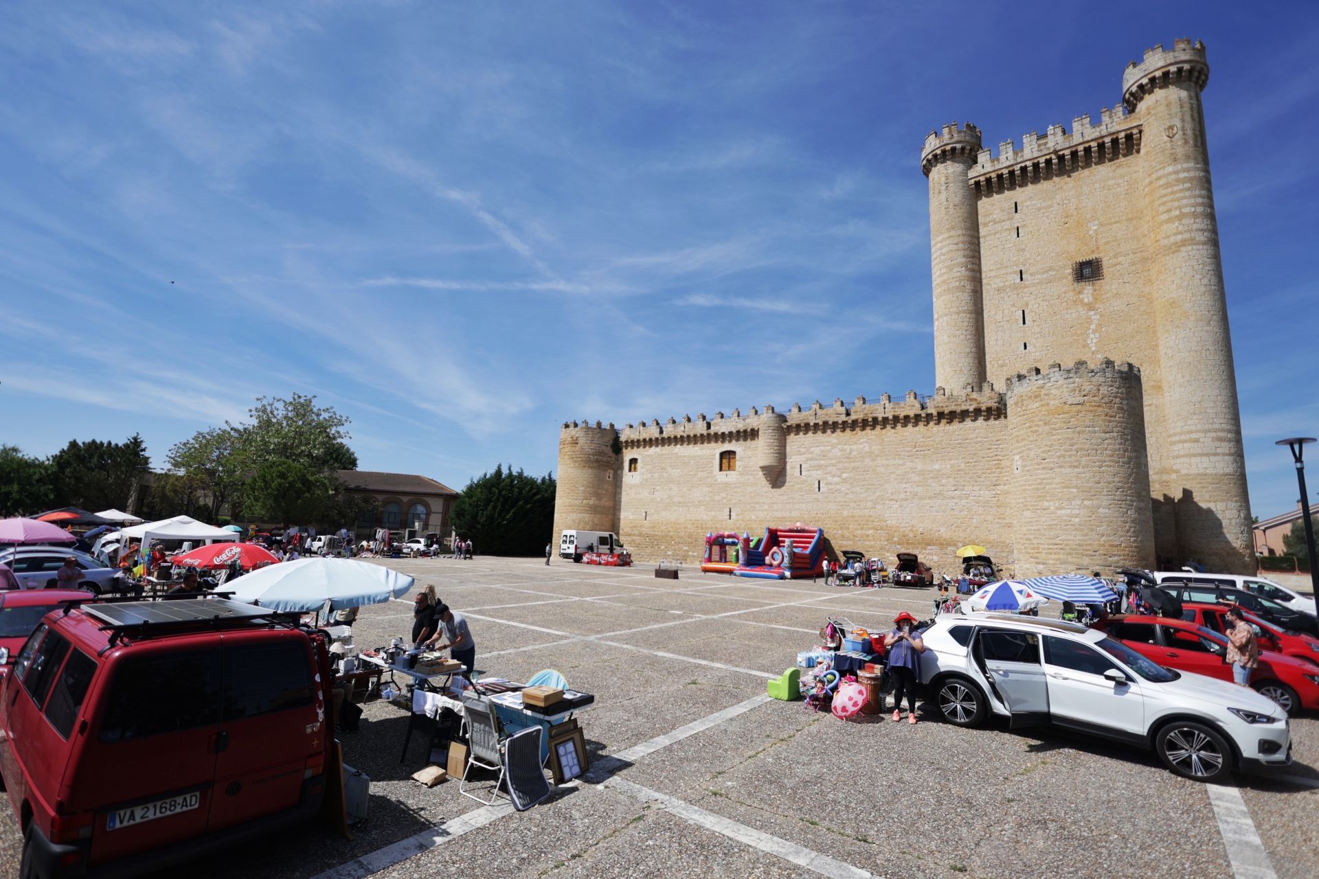 Las imágenes del mercadillo de Fuensaldaña para comprar y vender desde el maletero