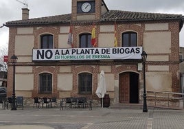 Pancarta que preside el balcón de la casa consistorial de Hornillos de Eresma contra la planta de biogás.