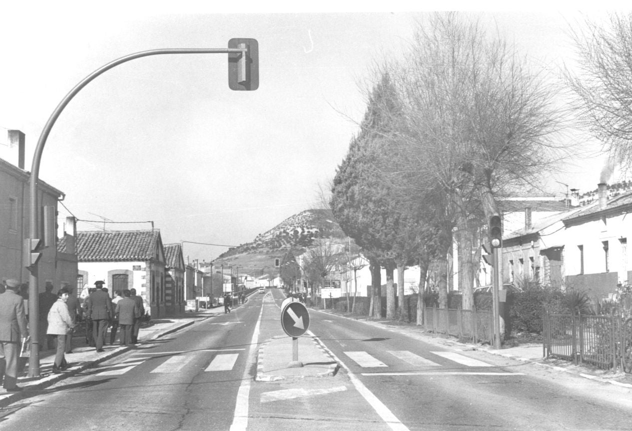 Semáforos en el pueblo de Arrabal de Portillo. 1980.