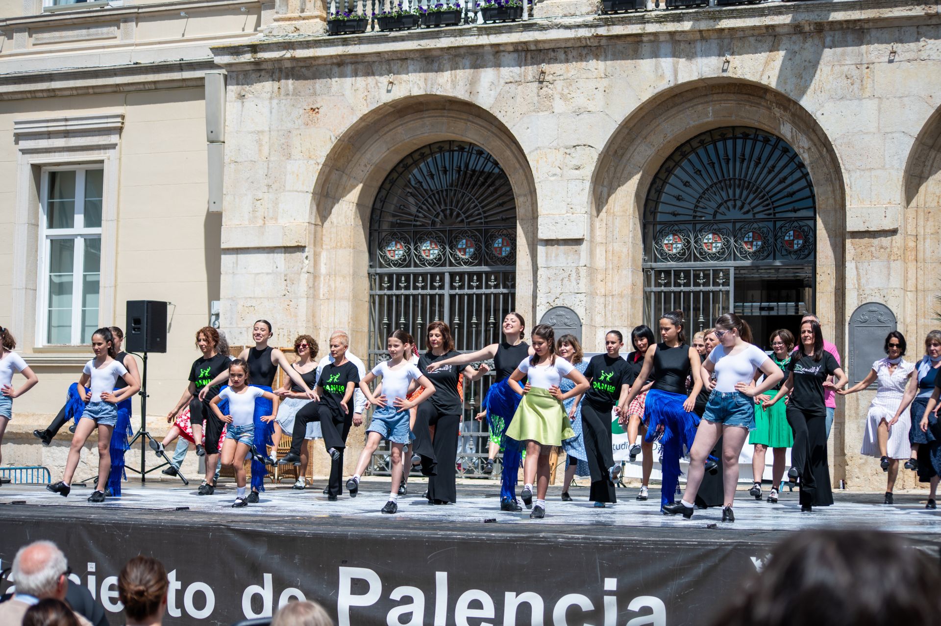 Cuarenta bailarines celebran en Palencia el día del claqué