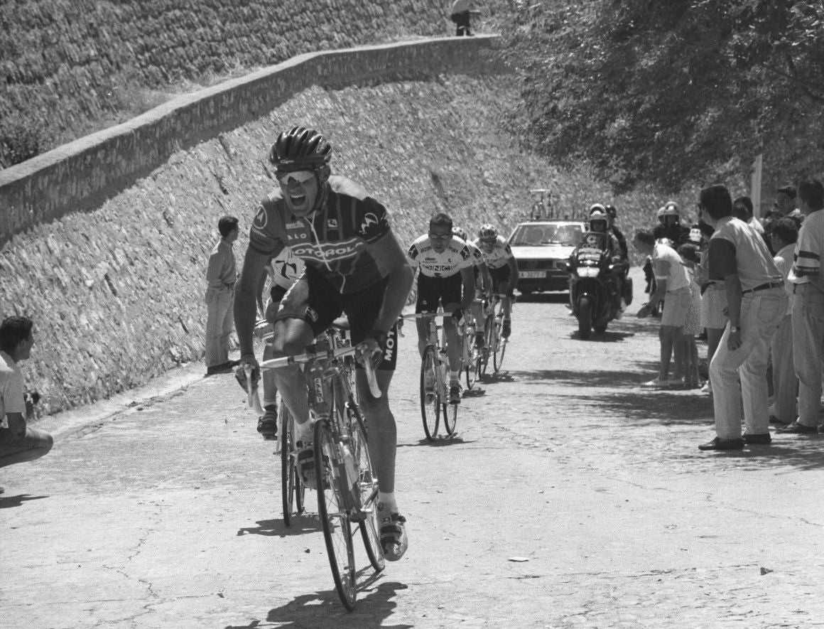 Andrea Perón asciende la cuesta de Portillo en la Vuelta a Castilla y León. 4 de agosto de 1996.