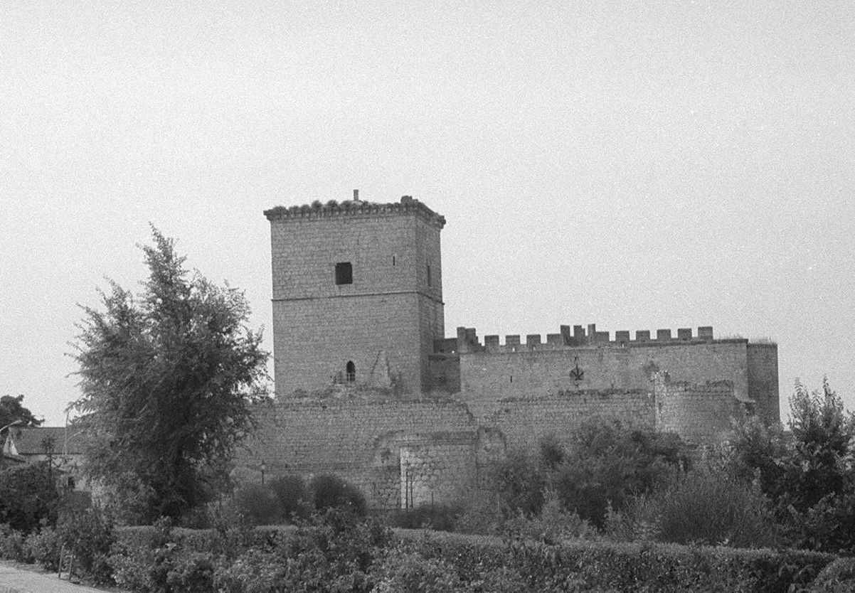 Situado sobre un cerro, el castillo de Portillo es el resultado final de la restauración requerida por el rey Enrique IV de Castilla en 1465 sobre una fábrica anterior del siglo XIV. Está declarado Bien de Interés Cultural. Imagen tomada en 1990.
