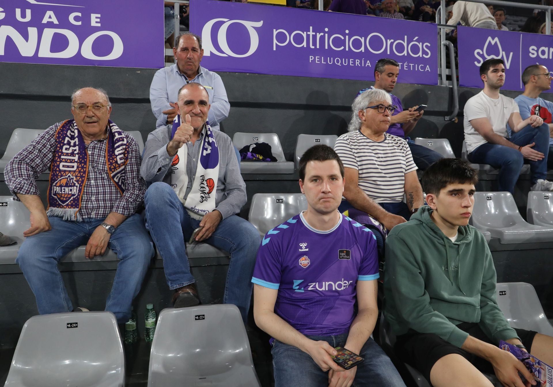 Así anima el público palentino al Súper Agropal ante el Obradoiro