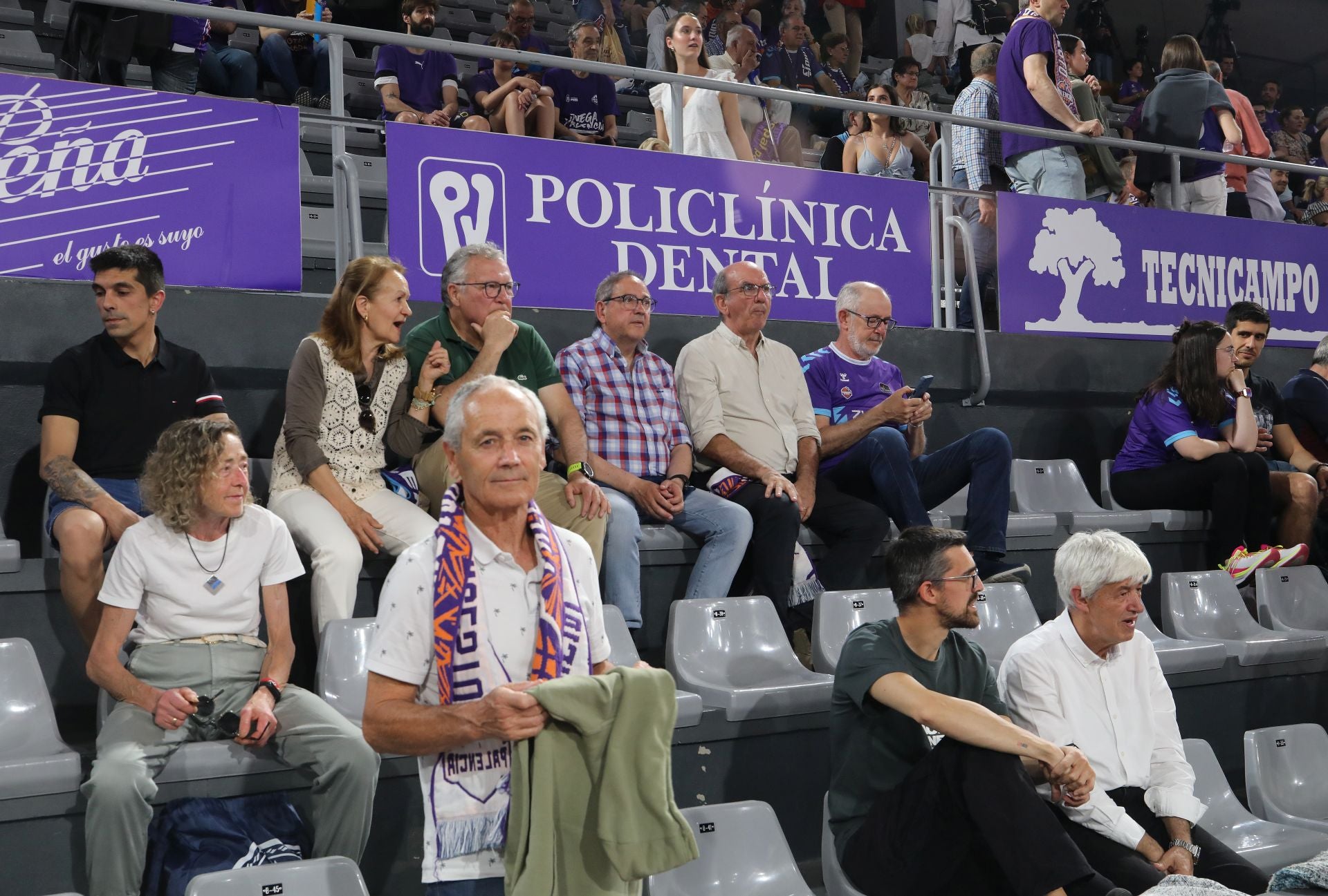 Así anima el público palentino al Súper Agropal ante el Obradoiro