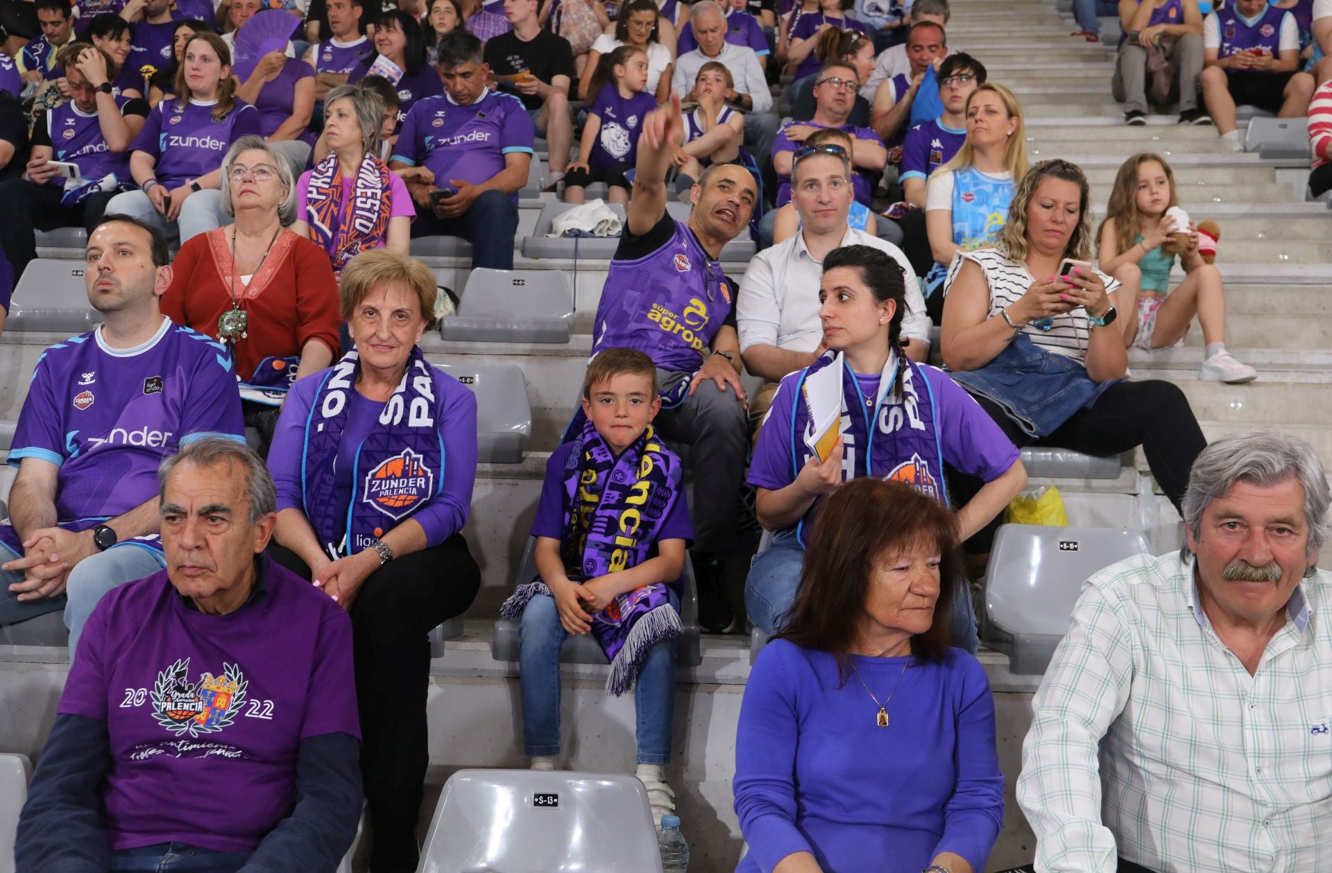 Así anima el público palentino al Súper Agropal ante el Obradoiro