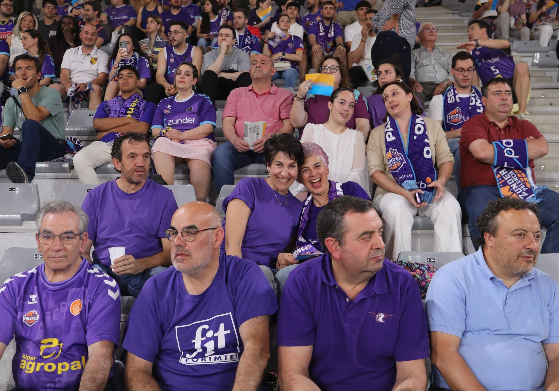 Así anima el público palentino al Súper Agropal ante el Obradoiro