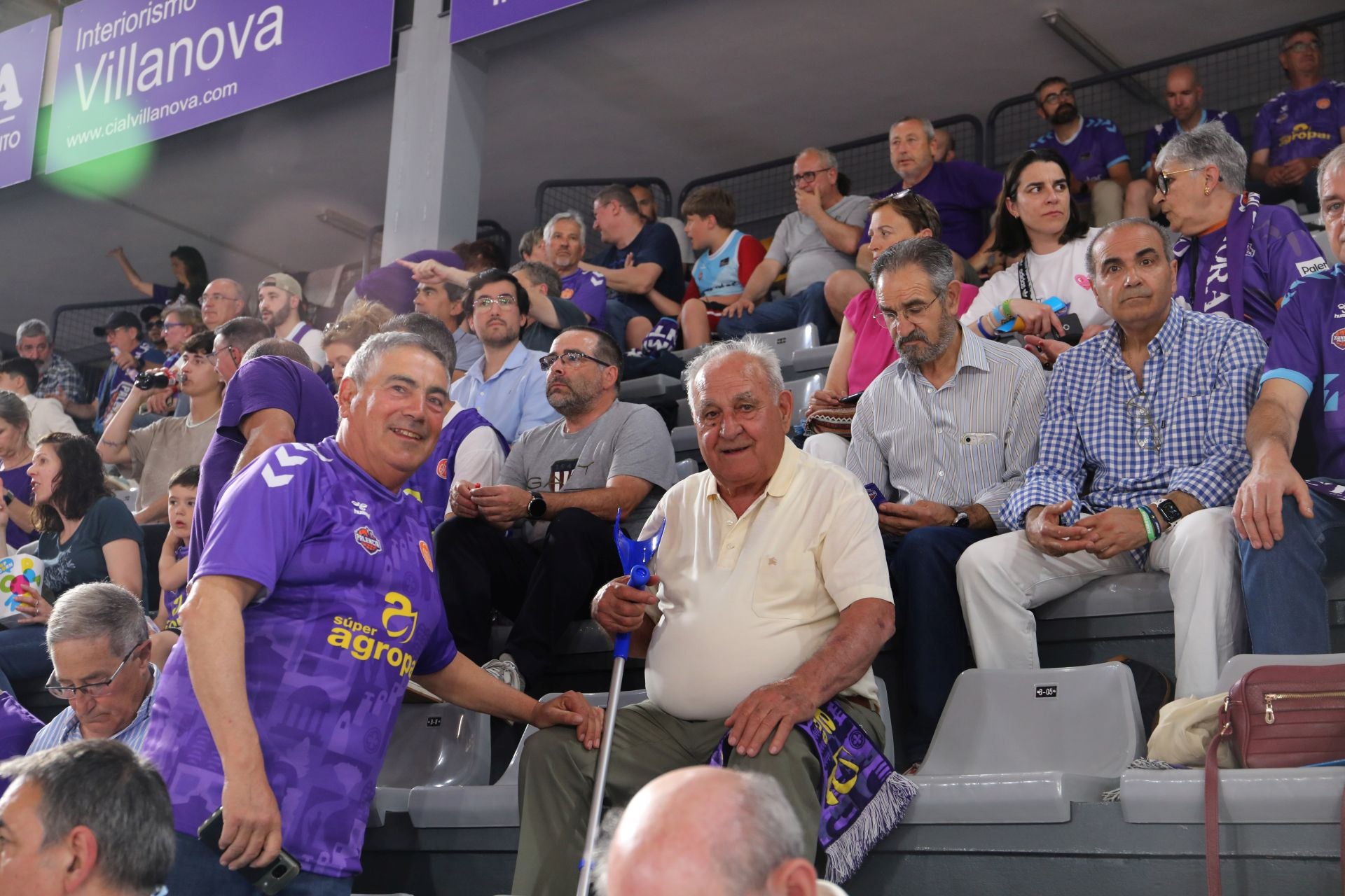 Así anima el público palentino al Súper Agropal ante el Obradoiro