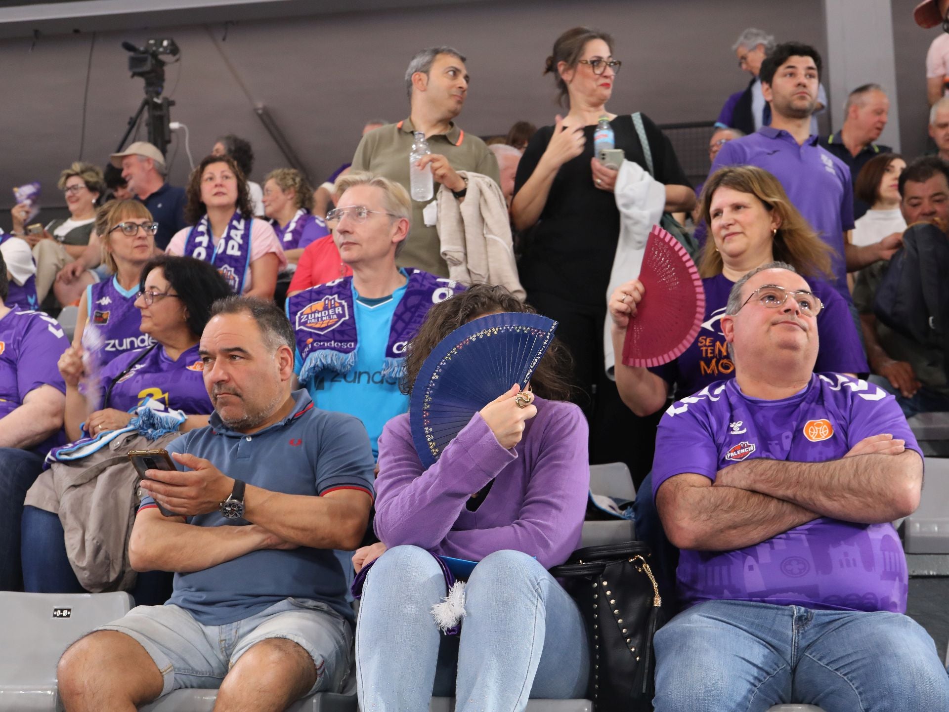 Así anima el público palentino al Súper Agropal ante el Obradoiro
