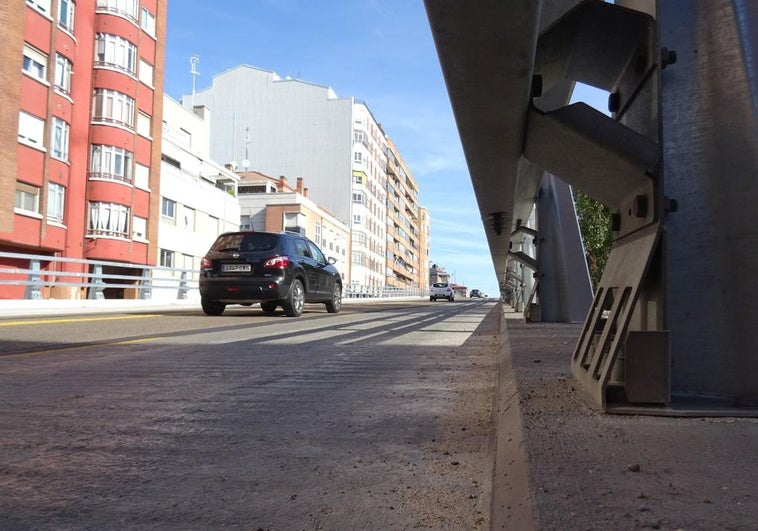 Los coches circulan este domingo por la calzada sin asfaltar del viaducto de Arco de Ladrillo.