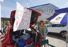 Participantes en el mercadillo de maletero celebrado en Fuensaldaña.