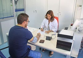 Una persona, en la consulta del médico.