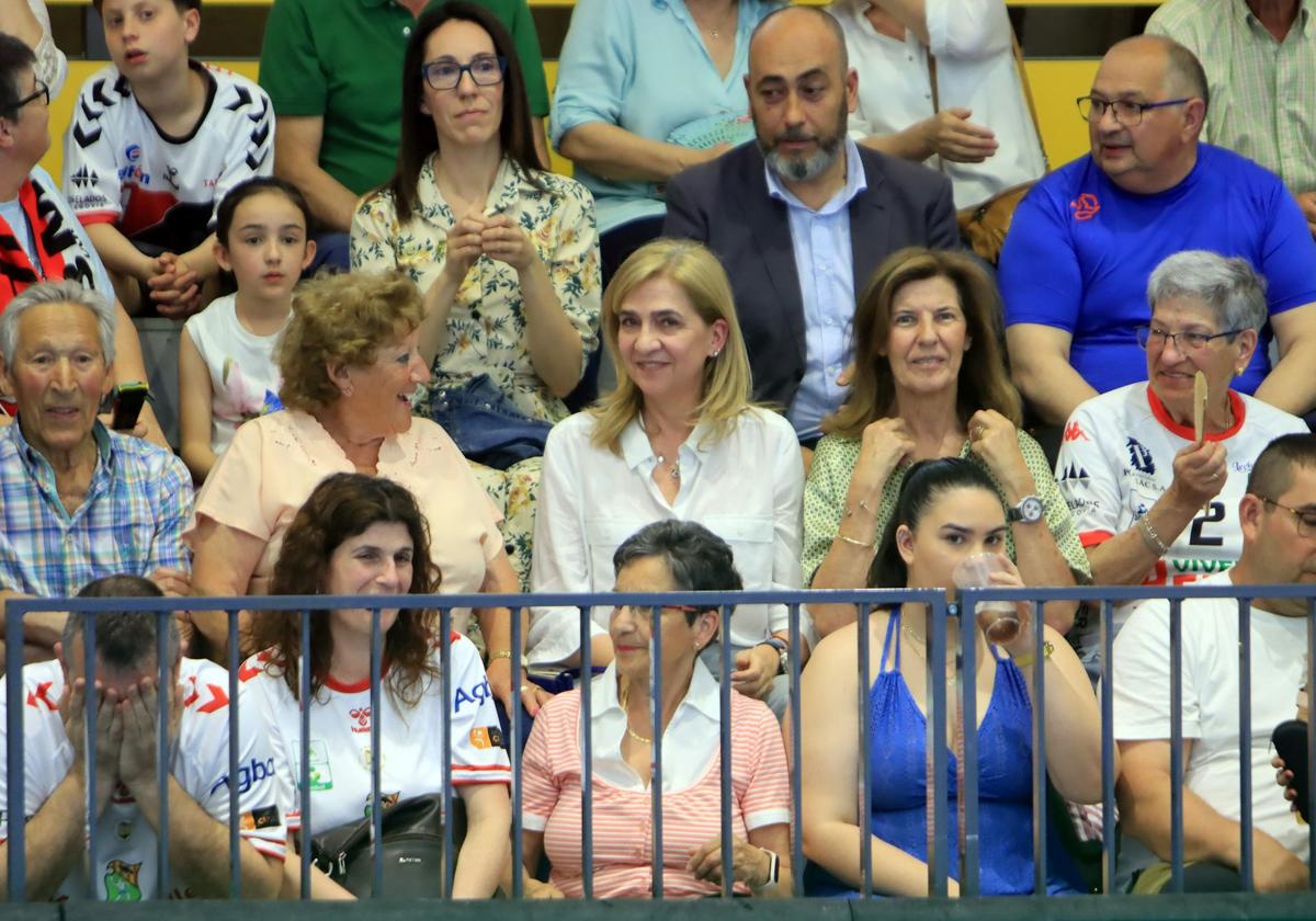 La infanta Cristina asiste al partido de balonmano de su hijo Pablo Urdangarin en Nava de la Asunción
