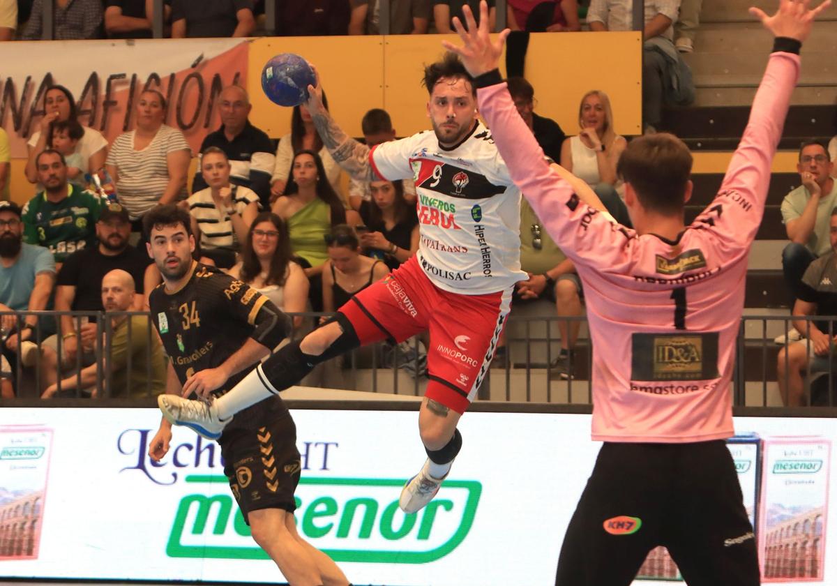 Jugada de ataque del Balonmano Nava en un momento del partido disputado este domingo en Nava de la Asunción.