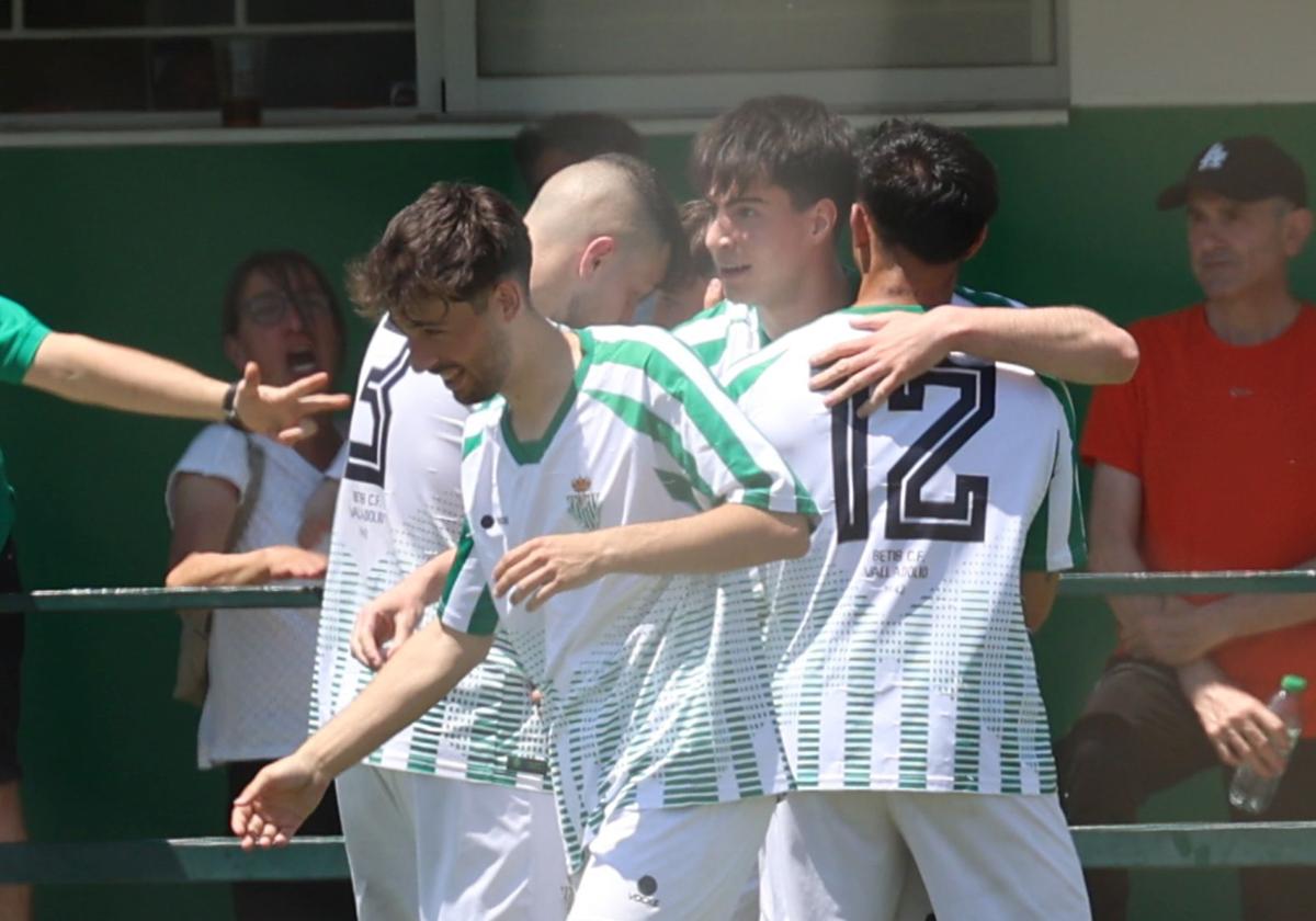 Los jugadores del Betis celebran uno de los tantos en Canterac.