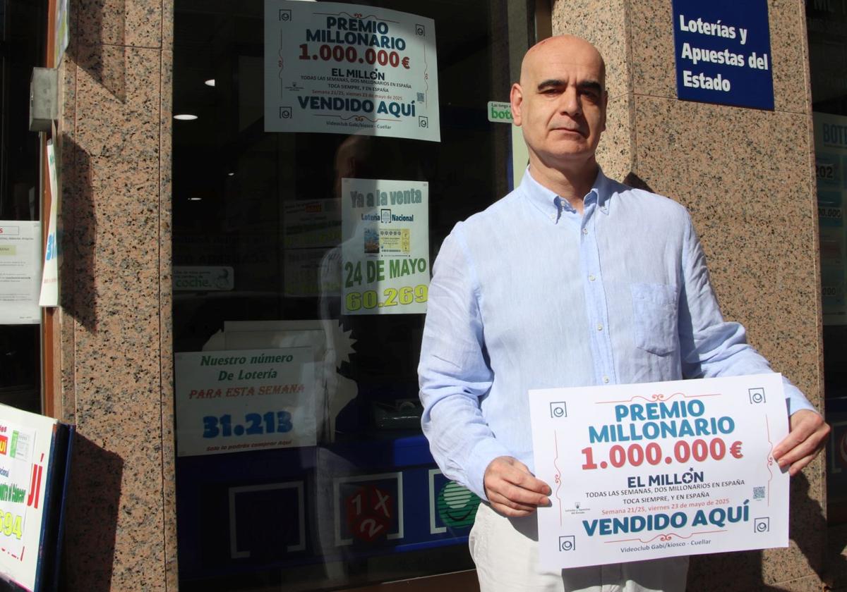 Fernando Senovilla muestra el premio en su establecimiento.