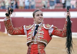La novillera Olga Casado levanta los trofeos tras un festejo de esta temporada.