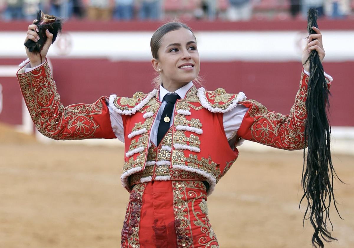 La novillera Olga Casado levanta los trofeos tras un festejo de esta temporada.