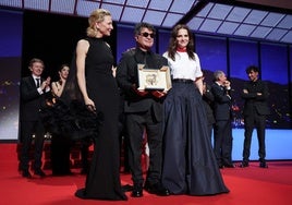 Panahi, entre Cate Blanchett y Juliette Binoche.