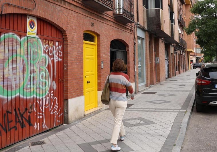 Una de las viviendas que empleaba el clan familiar desmantelado, dedicado a la explotación sexual de mujeres, se encontraba en un edificio residencial de la calle Estación.