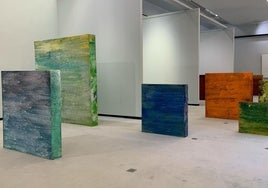 Montaje de la exposición de Reguera en París.