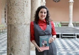 La escritora Aida dos Santos con su libro 'Hijas del Hormigón' en su presentación en la Biblioteca de Castilla y León