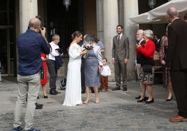 Un fotógrafo retrata la llegada de la novia a una boda celebrada en el Ayuntamiento de Segovia.