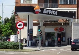 Gasolinera de Repsol en el cruce de Arco de Ladrillo con la calle Arca Real, donde fue interceptado el hombre.