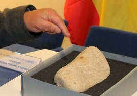 La piedra con la huella de un neandertal encontrada en Segovia.