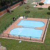 Los operarios ultiman los trabajos antes de la apertura de las piscinas de Juan de Austria.