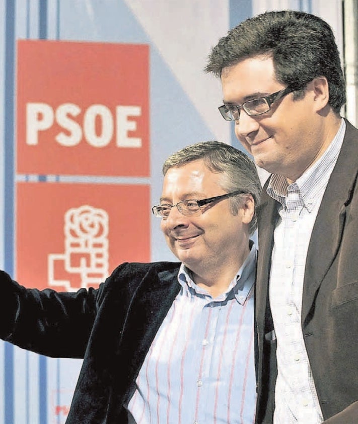 Imagen secundaria 2 - Arriba, Antonio Silván, entonces consejero de Fomento de la Junta, y el ministro José Blanco en 2010. Abajo, Jesús Merino y la presidenta de Renfe, Mércé Sala, en 1995, y Óscar López, como líder regional del PSOE, y Blanco.