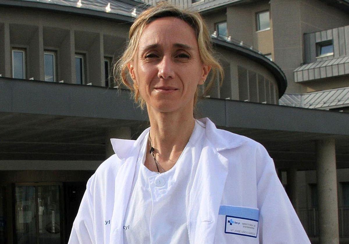 María José Uñón, presidenta del Colegio Profesional de Enfermería de Segovia, en la entrada al Hospital General,