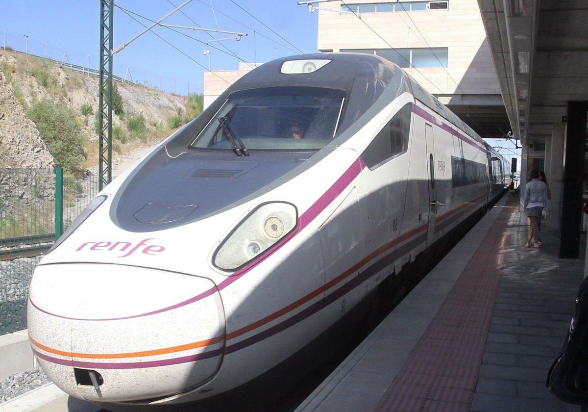 Tren en la estación Guiomar.