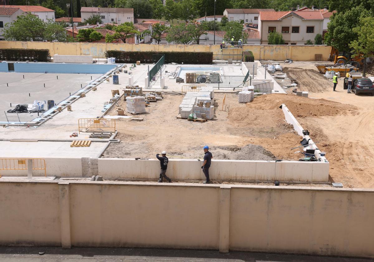 Los operarios trabajan «de lunes a domingo» para agilizar la reapertura de la piscina de Girón